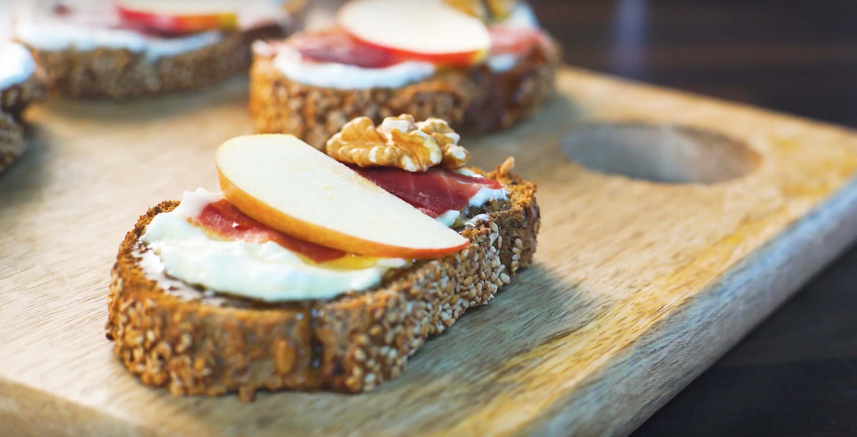 Receta Carrefour – Tostada de jamón, queso, manzana y nueces